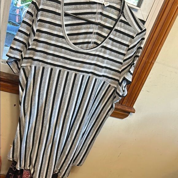 Notations Gray and White Relaxed Fit Tee - Picture 1 of 4